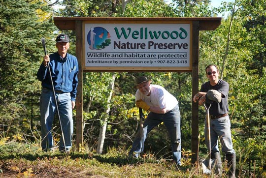Installing a Wellwood Nature Preserve trail sign